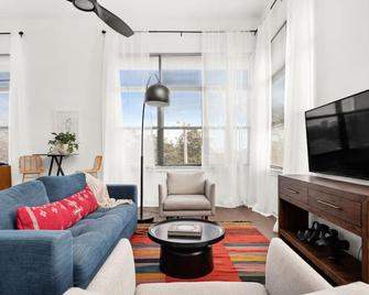 Music Row pearls with Vandy and Belmont at your doorstep - Nashville - Living room