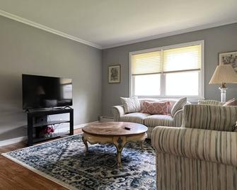 Cozy, quiet and modern duplex apartment in a perfect location! - Ringwood - Living room