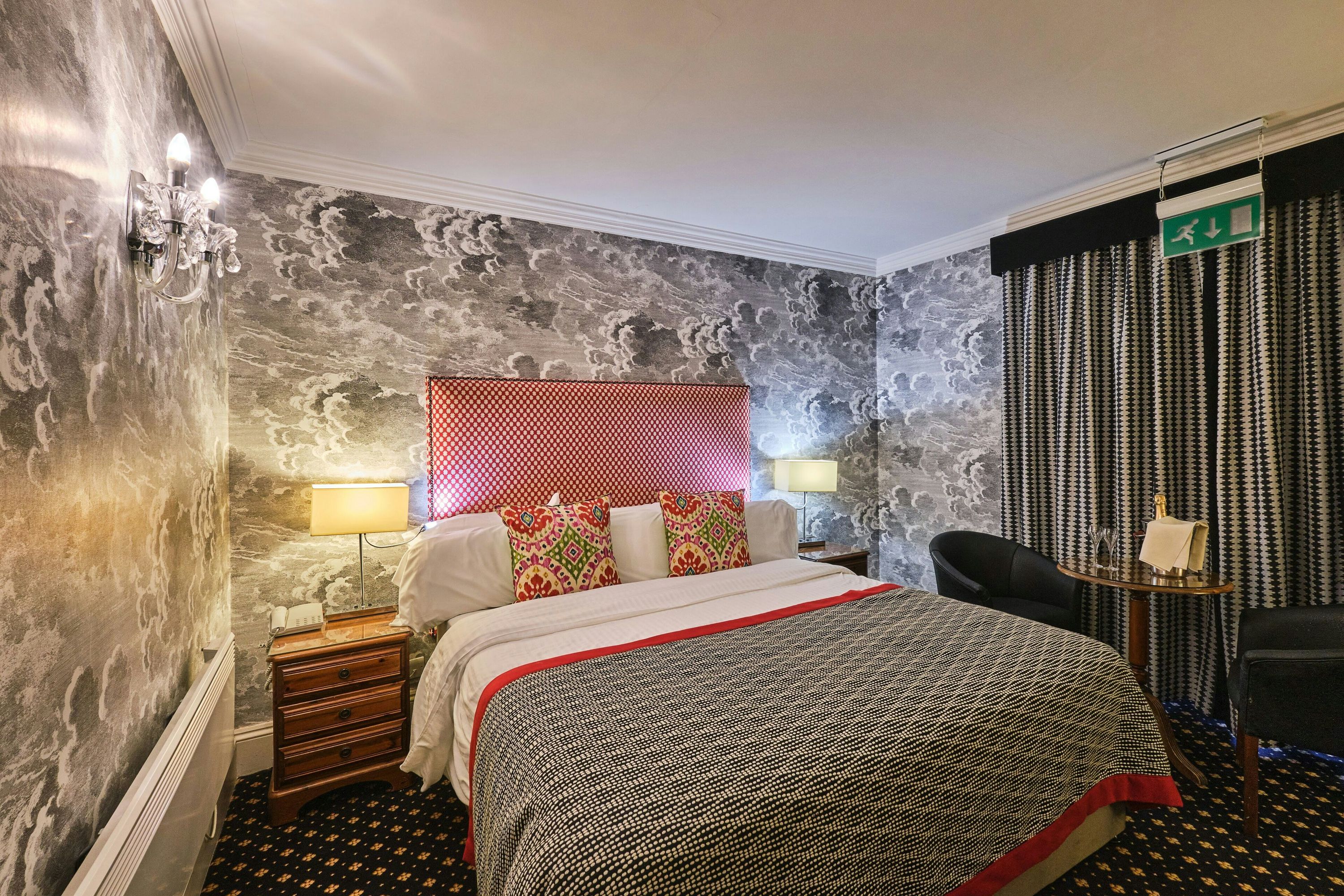 New House Country Hotel - Caerphilly - Спальня