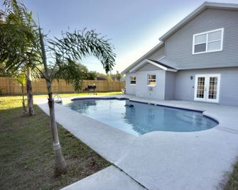 Luxury 4BR Getaway with Private Pool & Cozy Vibes! - Valrico - Bazén