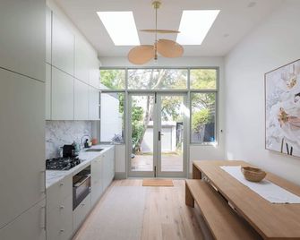 Exquisite Modern 3 Bed Home in Newtown w Parking - Sydney - Kitchen