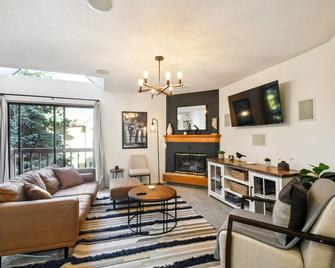 Code & Comfort | Boston Commons - Englewood - Huiskamer