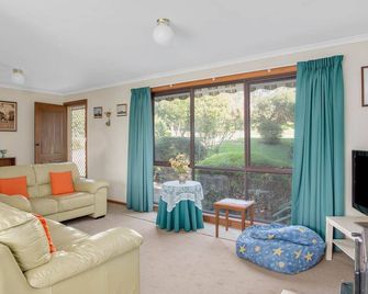 Comfortable Elevated Holiday Home - Encounter Bay - Pokój dzienny