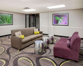 La Quinta Inn & Suites by Wyndham Minneapolis Bloomington West - Bloomington - Living room