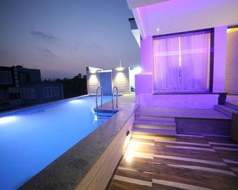 Vizag Palms Holiday Beach Resort - Visakhapatnam - Pool