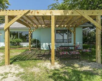 Charming Waterfront 3 Bedroom Cabin by RedAwning - Norfolk - Patio