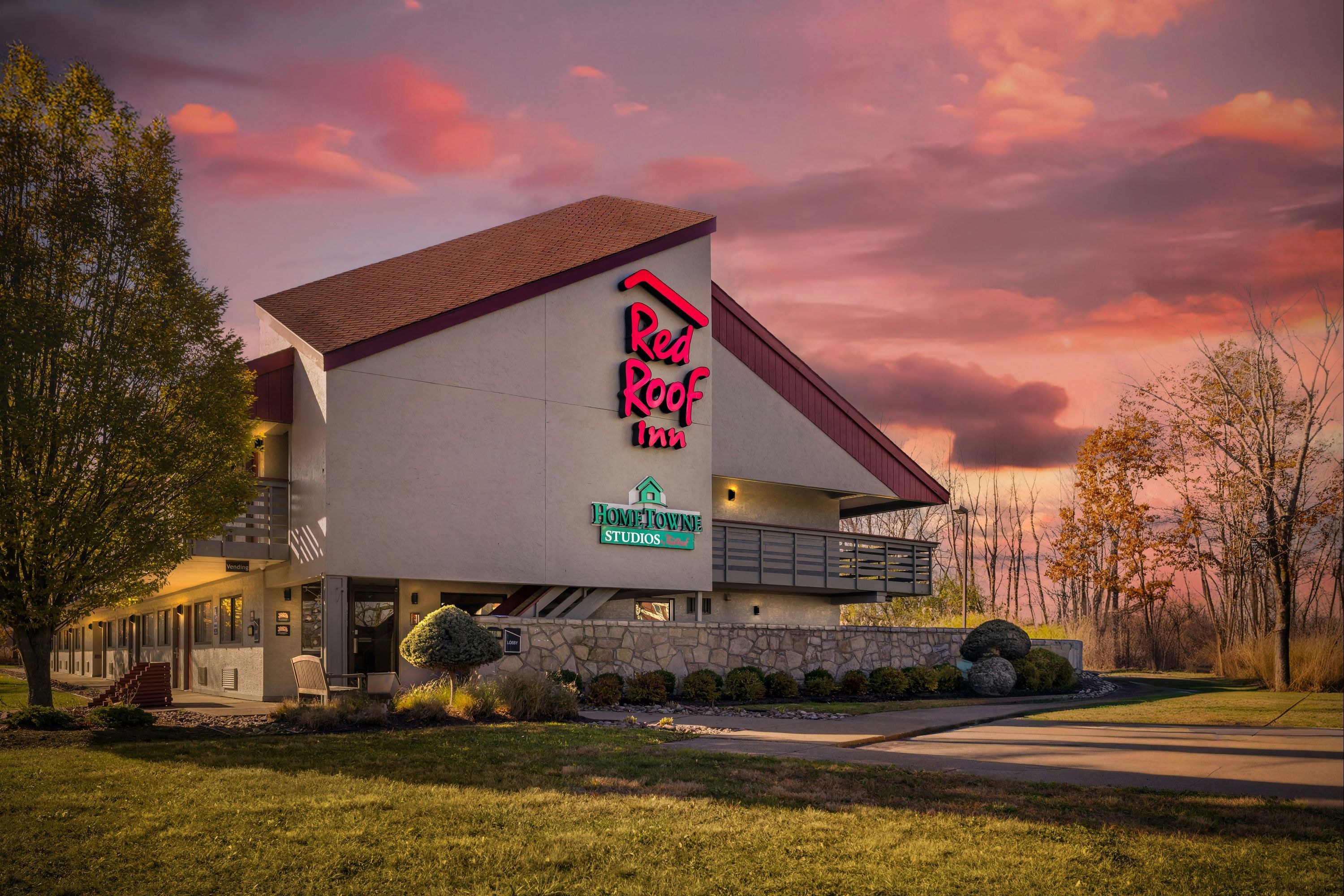 HomeTowne Studios by Red Roof Buffalo - Niagara Airport thumbnail 3
