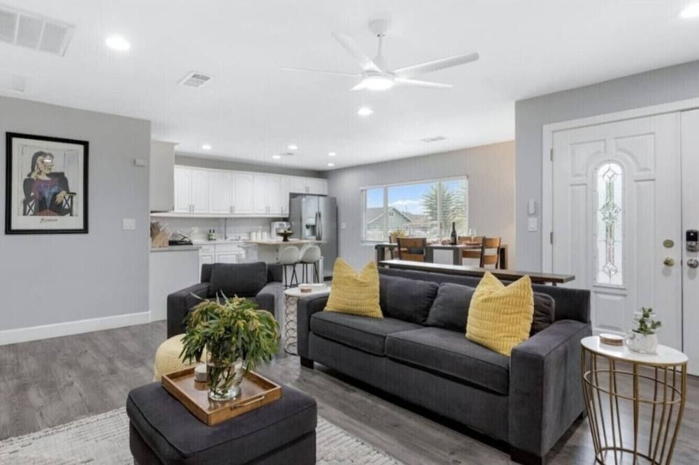 5 Units allows 26 guests plus Heated Pool Option and Spa - سان دييغو - غرفة معيشة