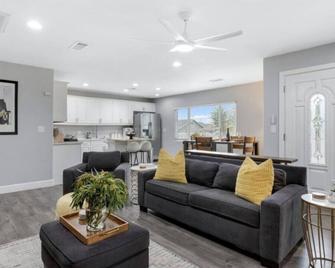 5 Units allows 26 guests plus Heated Pool Option and Spa - San Diego - Salon