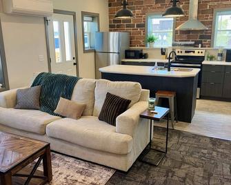 2 Bedroom Apartment - Downtown - Marshall