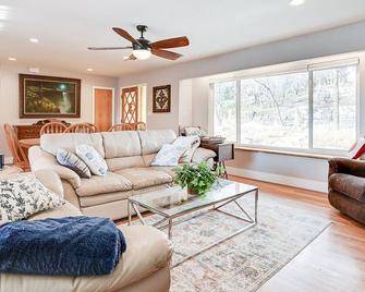 Quiet Mountainside home with amazing views just 15 minutes from skiing and town! - Morgan - Living room