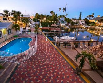 Bay Palms Waterfront Resort - Hotel and Marina - Saint Pete Beach - Pool