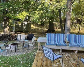 Quaint Cottage Retreat on Secluded Cove of Wall Lake - Delton - Patio