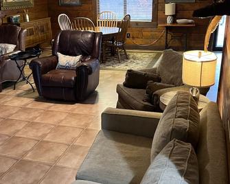 Spacious waterfront cabin located on the lower Sardis lake. - Sardis - Living room
