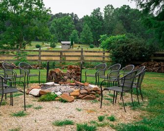 The Lodge - Cozy farm stay with hot tub & breathtaking views 10 min to FL & WBS - West Baden Springs - Patio