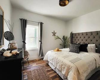 The Nautical Nest - Fairport Harbor - Bedroom