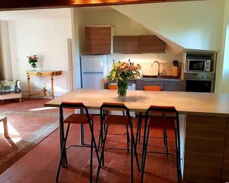 Renovated country house, 8 km from Bourges, all comforts - Saint-Doulchard - Їдальня