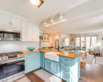 3 Mi to Duck Lake State Park: Home w/ Deck! - Muskegon - Kitchen