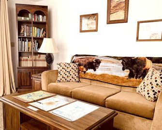 Red Dog Retreat Condo - all the comforts of home in Yellowstone paradise - West Yellowstone - Huiskamer
