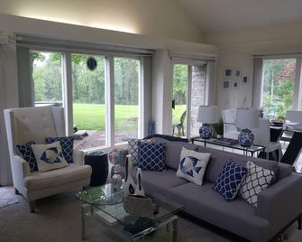 You Will Love Your Stay Here, Everyone Does! - Washington - Living room