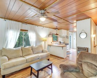 Edgemont Home with Deck about 9 Mi to Greers Ferry Lake! - Fairfield Bay