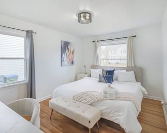 Modern Luxury - Heart of Cuyahoga Falls - Cuyahoga Falls - Bedroom