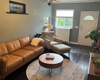 Stylish Garden suite in the heart of East Van w Mtn views. Downtown in 15 mins! - Vancouver - Living room