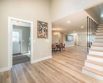 Hot Tub, King Beds, Beach Volleyball, Mountain Views, Private Retreat - Calhan