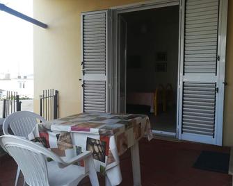 Pretty little house with nice covered terrace - Forio - Patio