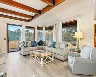 3 Bed/3 Bath Rental Above Downtown Cambria, Fabulous Location! - Cambria - Sala de estar