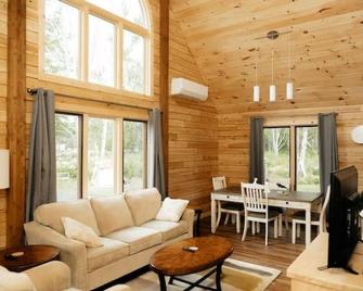 Blue Sea Beach House: Your Escape in Malagash - Tatamagouche - Living room