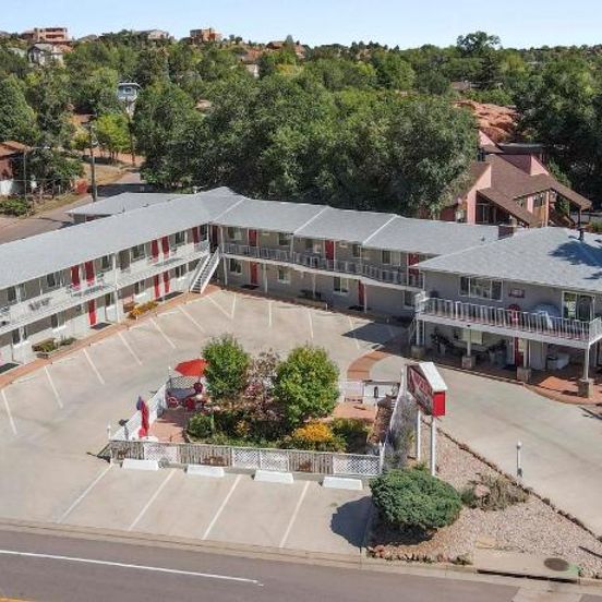 Building view of Red Wing Motel