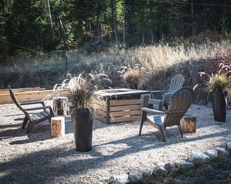A Family Glamping Adventure Awaits - Victor - Patio