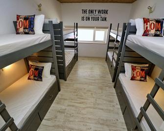 Son of a Beach Hostel - אלבופרה - חדר שינה