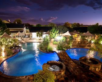 Arebbusch Travel Lodge - ווינדהוק - בריכה