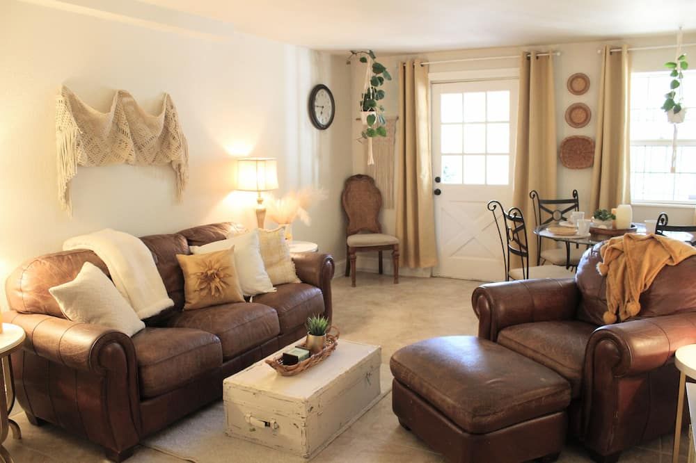 Private, Walkout Boho Basement Beyond the Bridge - Farm Property 5 min from I-25 - Colorado Springs - Sala de estar