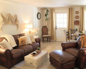 Private, Walkout Boho Basement Beyond the Bridge - Farm Property 5 min from I-25 - 科羅拉多斯普林斯 - 客廳