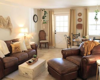 Private, Walkout Boho Basement Beyond the Bridge - Farm Property 5 min from I-25 - Colorado Springs - Sala de estar