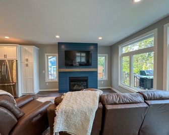 Escape to a lakeside cabin with stunning panoramic views of Ottertail Lake - Ottertail - Living room