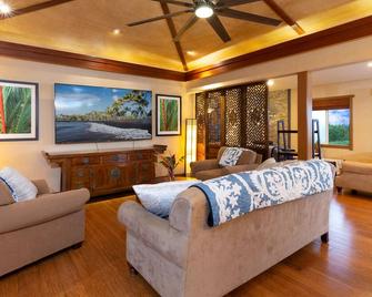 23 Acre Farm 8 Beds with Ocean Views - Kapaau - Sala de estar