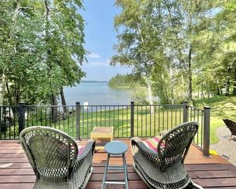 Relax and recharge! Cabin on a tranquil bay on Deer Lake is a perfect get away! - Deer River - Patio