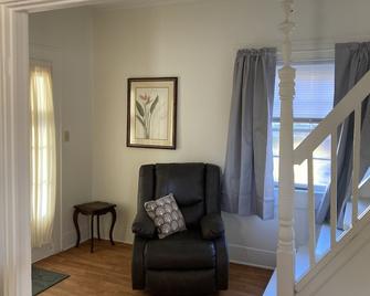 Private, cozy,classic, simple. Centrally located to hospital, uptown. - Madisonville - Obývací pokoj