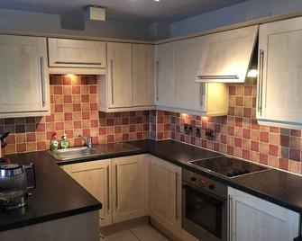 Comfy 1 Bed Cardiff Bay Flat With Water Views- Wifi, Millenium Stadium Rugby - Cardiff - Kitchen
