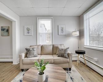 In Unit W&D Free Parking Fast Wifi 5 Min Downtown - Wilkes-Barre - Living room