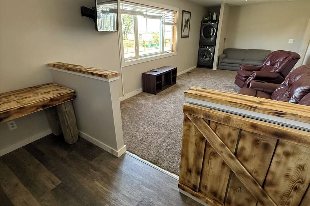 Charming Dog Friendly 2-bedroom house with WiFi, hot tub, and fenced for pets! - Cody - Living room