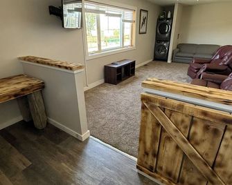 Charming Dog Friendly 2-bedroom house with WiFi, hot tub, and fenced for pets! - Cody - Wohnzimmer