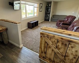 Charming Dog Friendly 2-bedroom house with WiFi, hot tub, and fenced for pets! - Cody - Living room