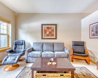 Beautifully updated Mt. Hood condo with pool/hot tub & easy access to skiing - Government Camp - Soggiorno