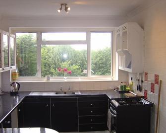 The Buddha Room (Quiet Cosy & Clean) 15 Mins From Gatwick. - Crawley - Keuken