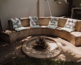 Caza Beach Guesthouse - דורבן - סלון